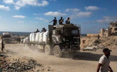 The Guardian: Izraeli mbyll rrugën më të drejtpërdrejtë për ndihma për palestinezët në Gaza
