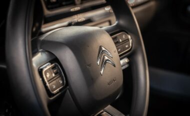 Citroën “tërheq për kontroll” mbi 80,000 automjete për shkak të defektit të rrezikshëm në airbag