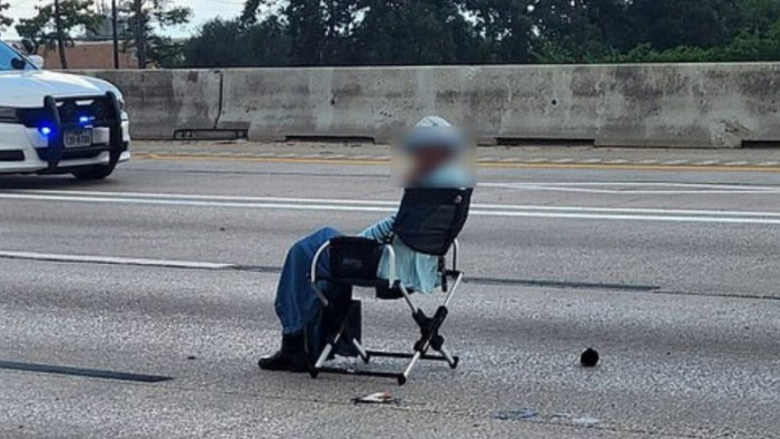 Gruaja e armatosur ulet me karrige në mes të autostradës, kaos në qytetin amerikan