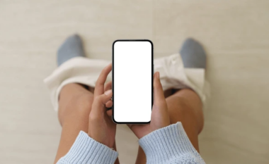 Sa kohë kaloni në banjo me telefon në dorë? Ekspertët tregojnë se çfarë probleme shëndetësore ju sjell ky zakon