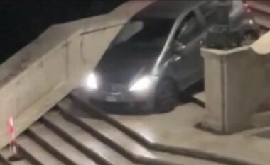 I moshuari mbeti i bllokuar teksa provoi të ecte me makinën e tij poshtë shkallëve në Romë