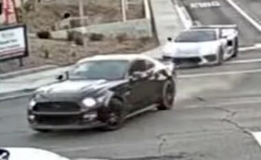 Dy ikona amerikane në garë në një rrugë urbane në Kaliforni, vetëm njëra ia doli në kthesë