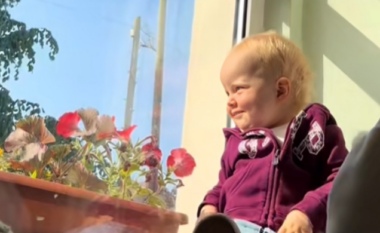 Gëzimi i vogëlushes kur sheh gjyshin nga dritarja do t’ju bëjë të buzëqeshni