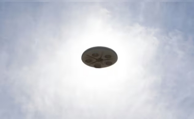 Ish-piloti i Forcave Ajrore Amerikane përshkruan takimin me një objekt “të shndritshëm” – a ishte një UFO?