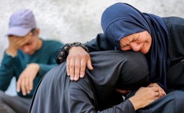 Izraeli hap zjarr ndaj palestinezëve që prisnin të merrnin ndihmë