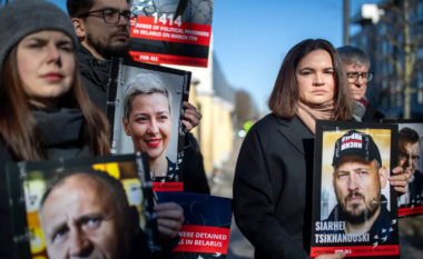 Bjellorusia fal disa të burgosur politikë gjatë vizitës së të dërguarit amerikan