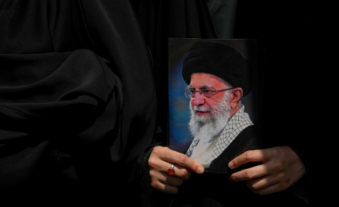 NYT: Udhëheqësi suprem i Iranit emëron pasardhësit e mundshëm në rast se vritet