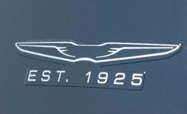 Chrysler feston 100 vjetorin duke ngjitur “një shenjë të veçantë” në një minivan