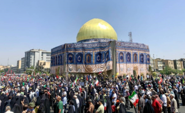 “Përgatitni arkivolet”, mijëra iranianë në rrugë protestojnë kundër Izraelit