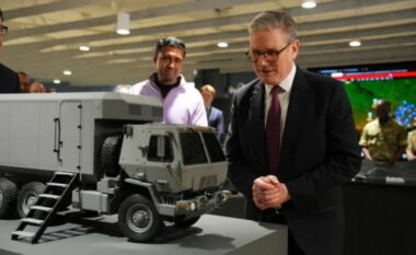 Kryeministri Starmer bën thirrje për ‘gatishmëri për luftë’ ndërsa qeveria e tij zbulon një plan prej gati 2 miliardë dollarësh për investime në armatim
