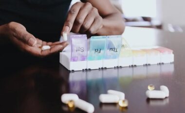 Mjeku paralajmëron: Këto vitamina nuk duhet t’i merrni në mbrëmje