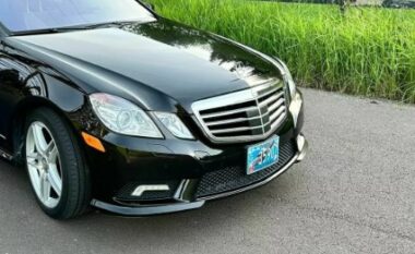Një Mercedes-Benz E550 i vitit 2011 u shit për 8,000 euro pas 40,000 eurosh shpenzime për mirëmbajtje
