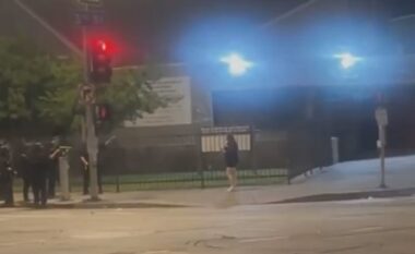 Policia qëllon gruan në derën e shtëpisë me plumb gome në Los Angeles