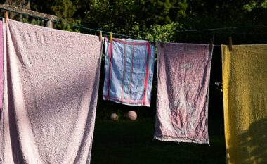 Shmangni tharjen e peshqirëve në diell, ja si ta ruani butësinë e tyre