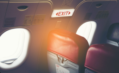Dyert emergjente në aeroplan, si shpëtohen pasagjerët në situata të pazakonta – evakuimi bëhet për 90 sekonda