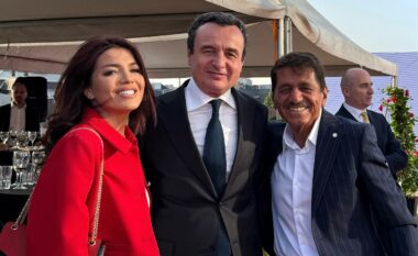 “Frymëzim/ndryshim”, Edona Llalloshi pozon e buzëqeshur pranë Albin Kurtit dhe Sabri Fejzullahut