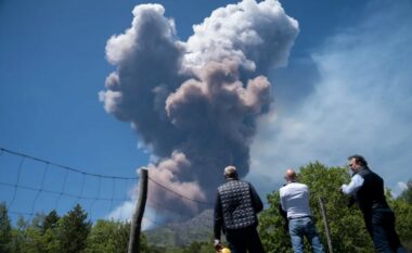 Fotografi që tregojnë “shfaqjen spektakolare” që ofroi gjatë shpërthimit, vullkani Etna i Italisë