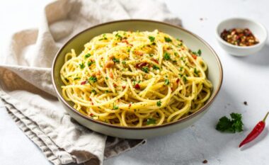 Spageti që ‘kërcasin’ me salcë pa mish: Receta më e mirë për pjatën më trendi