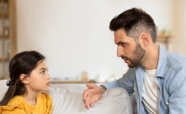 Tre mënyra efektive për të disiplinuar fëmijët pa u bërtitur dhe pa i ndëshkuar