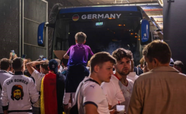 Një stjuardesë që qante vrapoi drejt autobusit të ekipit gjerman, trajneri kërkoi shpjegime