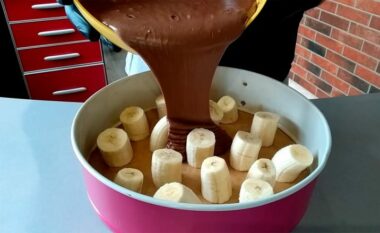 Tortë e shijshme me banane dhe brumë të thjeshtë çokollate
