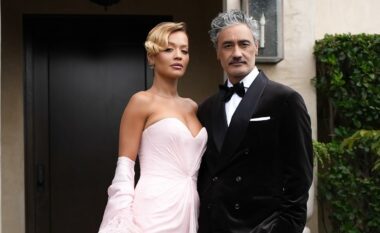 Rita Ora flet si rrallë herë për marrëdhënien e saj me dy vajzat e bashkëshortit nga martesa e tij e parë: Jam si një nënë për to