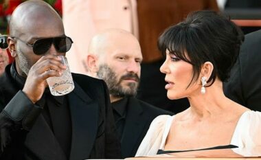 Momente tensioni mes Kris Jenner dhe të dashurit të saj Corey Gamble, në dasmën luksoze të Jeff Bezos