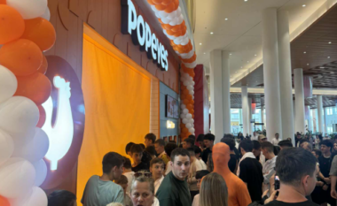 Kurgjë s’është me pritë katër orë për sandwichat e POPEYES, fansi i zjarrtë do të hajë një vit falas
