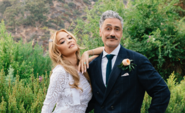 Rita Ora pohoi se e theu traditën dhe ishte ajo që i propozoi për martesë bashkëshortit Taika Waititi