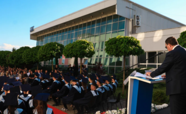 Në UBT Smart City u mbajt ceremonia e diplomimit të gjeneratës së dytë të maturantëve të UBT International Smart Schools