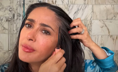 Salma Hayek zbulon trukun e saj të pazakontë për të mbuluar thinjat, pa përdorur bojë flokësh