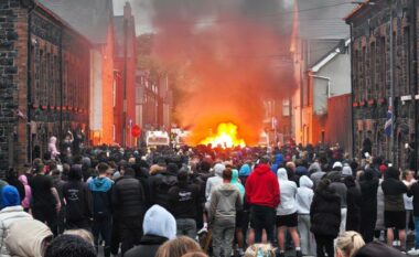 Disa policë të lënduar dhe dëmtime të disa pronave – ndërsa një protestë në Irlandën e Veriut u shndërrua në dhunë