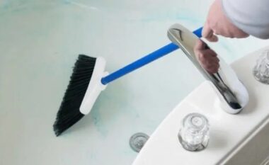 Nuk ju duhen kimikate: Mënyra që do ta bëjë banjën tuaj të shkëlqejë si e re