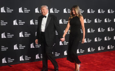Melania Trump dominon skenën e modës dhe rrëmben duartrokitjet në premierën e “Les Misérables”