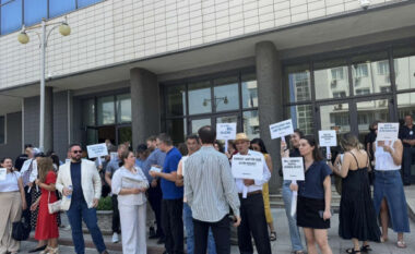 Shoqëria civile proteston sërish para Kuvendit
