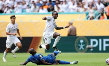 Vinicius simuloi në mënyrë të turpshme në Kupën e Botës për Klube, ai mori karton të verdhë