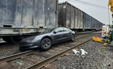 Shoferi fajëson “Full Self-Driving” pasi Tesla del mbi shina dhe ‘përplaset’ nga një tren