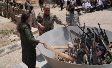 Një moment historik – pas 40 vitesh konflikti me Turqinë, kurdët fillojnë të çarmatosen