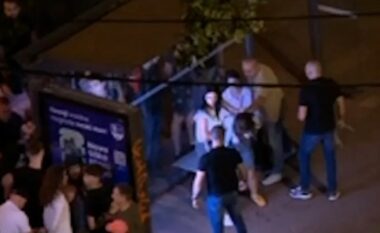 Policia serbe keqtrajton në mënyrën më brutale studenten në Beograd para Fakultetit Juridik