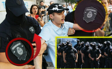 Një foto e një polici serb me maskë dhe tatuazh po shpërndahet në internet, protestuesit po pyesin “me kë kanë të bëjnë”?