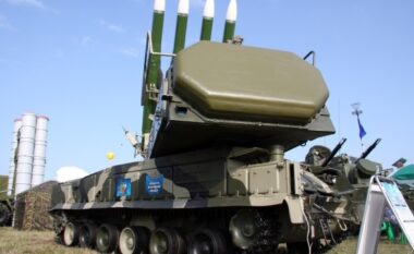 Tentuan ta fshehin në një zonë malore, operatorët ukrainas lokalizojnë sistemin raketor rus – e godasin direkt me dron