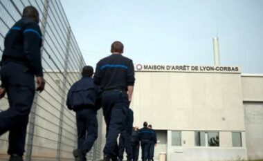 Zyrtarët thonë se një i burgosur francez arratiset në çantën e një të burgosuri tjetër