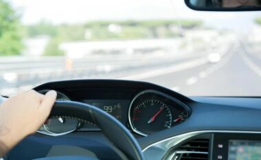 Po e ‘mbytni’ motorin në heshtje çdo ditë pa e kuptuar fare, ngasja në shpejtësinë e gabuar e shkatërron veturën tuaj