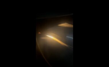 Flaka që dilte nga motori i aeroplanit, detyroi pilotin të kthehet në aeroportin e Los Anxhelosit