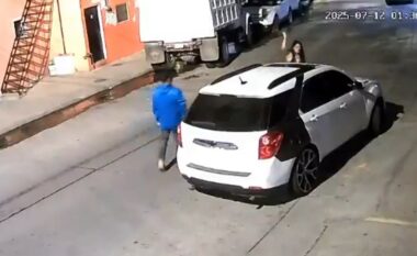 Pas një zënke me ish-partnerin, meksikania qëllohet për vdekje me pushkë automatike në mes të rrugës – publikohen pamjet rrëqethëse