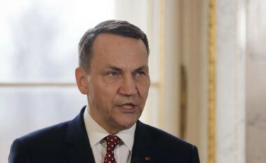 “Lufta e Putinit po i afrohet kufijve tanë”, thotë ministri i Jashtëm polak ndërsa fabrika polake në Ukrainë goditet nga droni