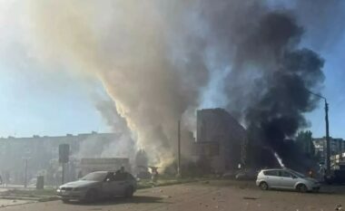 Katër të vdekur pasi Rusia sulmoi një qendër tregtare në lindje të Ukrainës me bombë 500 kilogramëshe