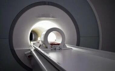 Amerikanin me zinxhir metalik në qafë e tërheq aparati i rezonancës magnetike – humb jetën nga lëndimet e marra