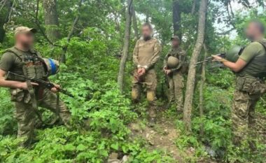 Ukrainasit zënë rob lufte një ushtar rus në Kursk