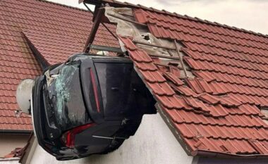 Në Gjermani, një veturë përplasi një fëmijë në një trampolinë dhe përfundoi në çatinë e një hambari
